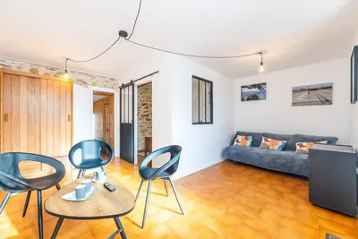 Image de Maison Traditionnelle au Centre des Sables avec Terrasse Privée et Balcon