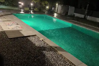 Image de T3 moderne avec piscine partagée