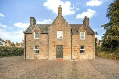 Image de Spacious 5-bedroom, 4-bathroom detached house in the heart of Dornoch, ideally located just a two-minute walk from the first tee at Royal Dornoch.
