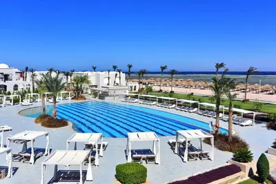 Image de 4 Stylish Rooms w/ Pool Access - Featuring Comfort and Breathtaking Beach