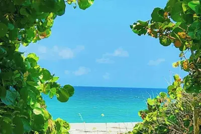 Image de Beach Bungalow Across from the Carlin Park Beach! Family Friendly /Heated pool