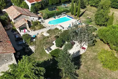 Image de Le Gîte du Bois Renard – Maison de campagne avec piscine privée à Lorigné