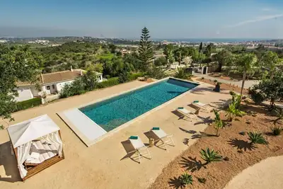 Image de Luxury 3br • Ocean & Lagos Views • Heated Pool