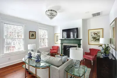 Image de Romantic Jones Street Hideaway w/ Bay Window View