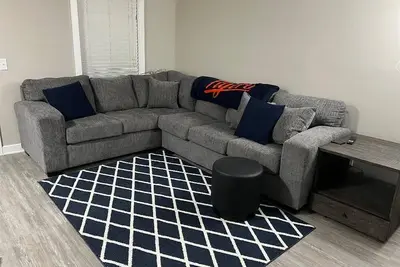 Image de 2 bedroom apartment close to campus! Perfect gameday location.