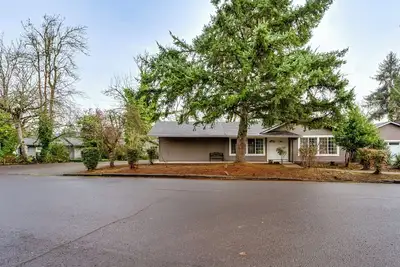 Image de Private covered patio with Hot Tub! Ev charger! Wonderful beds! Very clean.