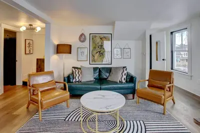 Image de The Luxe In Lower Village - Steps to Dock Square