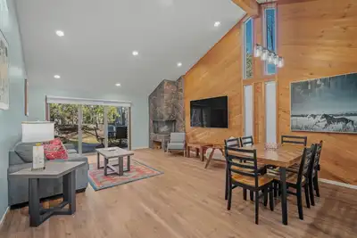 Marina-Side Condo with A/C, Bbq & Prime Location