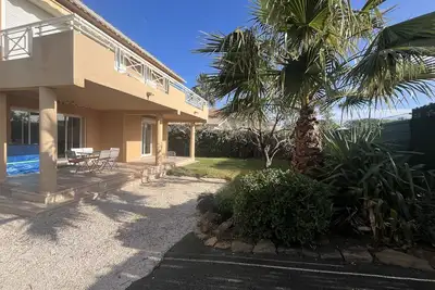 Image de Grand rez de chaussée de 110m2 pour 6 privilégiés, accès direct à la plage, 3 grandes chambres, climatisé, wifi, 2 parkings privatifs,