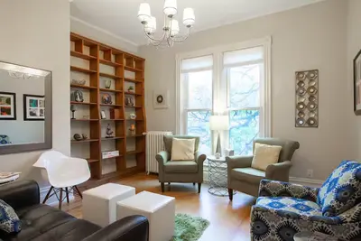 Image de Sunny 3-bedroom Historic Upper Apt Private entry, laundry access, full kitchen