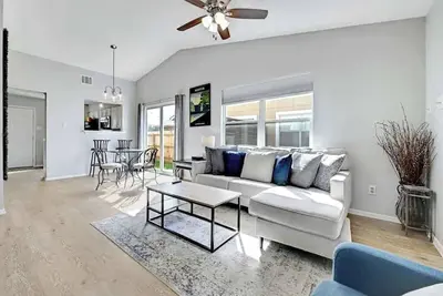 Image de Pet-Friendly Townhouse with Private Fenced Yard