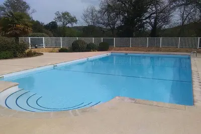 Image de Maisonnette proche Sarlat-la-Canéda avec piscine partagée, terrasse et jardin privés