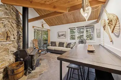 Image de Condo with Loft Area, Fireplace, Community Amenities and Lake Access
