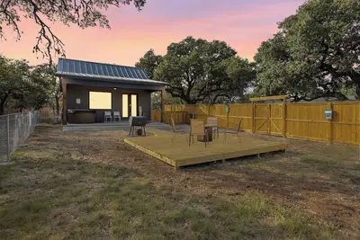 Image de The Acorn Haus ~ Cute Hill Country Tiny Home with private hot tub!