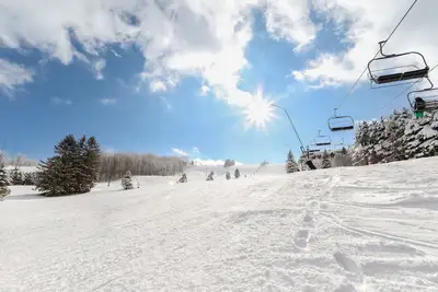 Image de 2br Chalet Overlooking Ski Slopes | Sleeps 6!