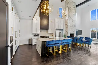 Image de Majestic 6br Sleeps 24 w Bbq, Hot Tub, Downtown Skyline Views, Movie Theater
