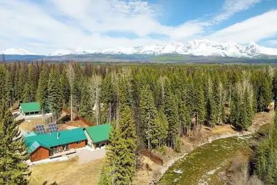 Image de Hideaway & Stargaze in the Montana Pines - Cozy 2br Cabin on Creek near Glacier