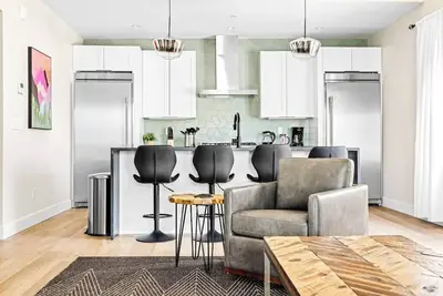 Image de The Golden House | 1 Block to Main St