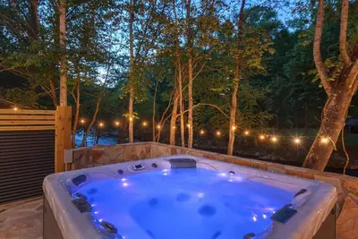 Image de Private 3-Cabin River Retreat!