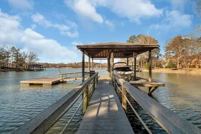 Image de Family & Pet Fun! Spacious Lakefront Home in Cove, Boat Dock, Wraparound Decks