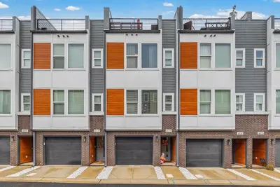 Image de Rooftop Retreat: 3br/3. 5ba, garage, pet friendly, sleeps 8, walk to Uptown