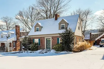 Image de Cincy Area Bungalow w/ Deck & Yard, Pets Welcome!