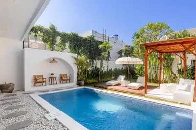 Astana Chinta Villa - Romantic Tropical Escape