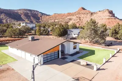 Image de Newly Updated family Home w Hot Tub Near Zion & Bryce!