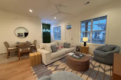 Image de \"Sippin on Savannah Square\", Walk to Sq by Ovr