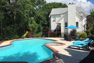 Image de Outstanding 5-bedroom house with Ac custom pool and spain charming Chester