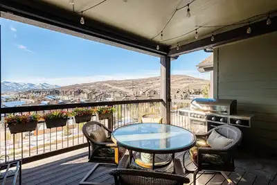 Image de Discover elegance at this 3-bedroom retreat in Park City's Black Rock Ridge.