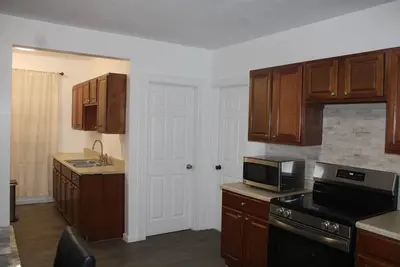 Image de Lovely home 3 -bedroom apartment in center of Providence for a relaxing stay!