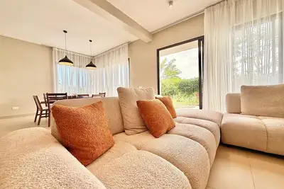 Image de Stylish 5 Bedroom Oceanfront Villa in Fumba Town • Generator