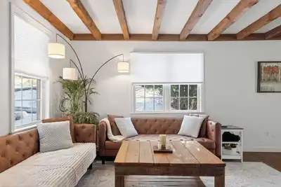 Image de Completely renovated modern farmhouse dog friendly large lawn beautiful field