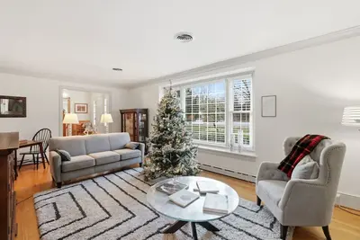 Image de 4 Mins to U of R! Spacious, Central Guest Suite