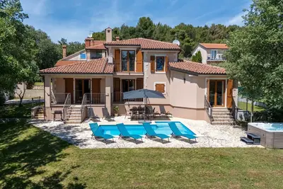 Image de maison de vacances dans le cœur vert de l'Istrie avec piscine