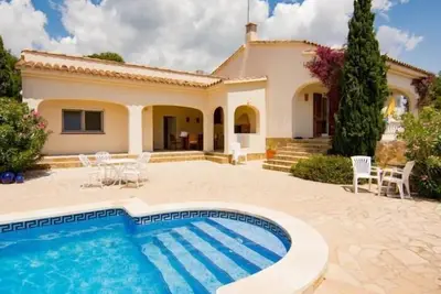 Image de Magnifique villa avec piscine privée en pleine nature.