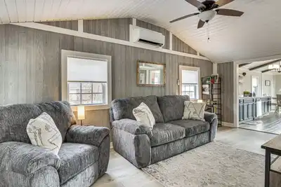 Image de Bring Your Pup! Waterfront Cedar Pines Getaway