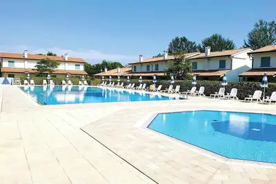 Image de Maison de vacances avec climatisation, terrasse et jardin