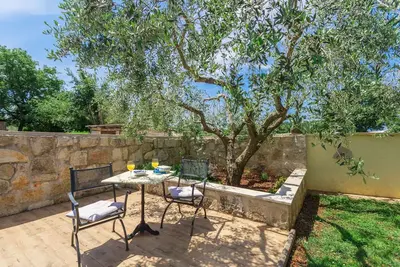Image de Maison de vacances avec terrasse et jardin pour se détendre