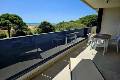 Image de Appartement de vacances avec climatisation et balcon avec vue sur la mer