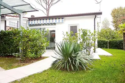 Image de Villa ensoleillée avec jardin privé près de la plage