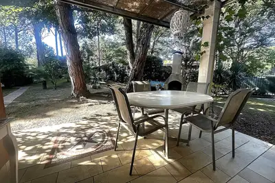 Image de Villa spacieuse avec jardin clôturé dans un quartier calme