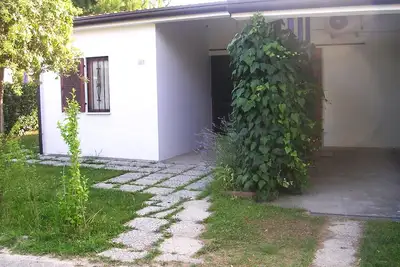 Image de Villa avec jardin dans un quartier calme près de la mer