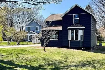 Image de New! Lake, Town, and Dunes - Simply Gorgeous and Great Location in Downtown Frankfort! Also dog-friendly!