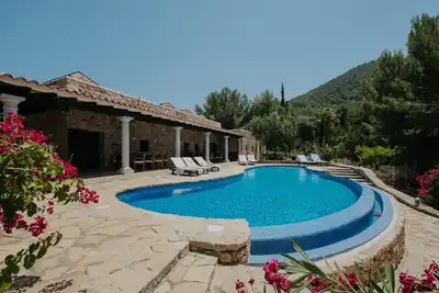 Image de Finca Païssa d'en Bernat – Domaine Privé au Sommet avec Piscine à Débordement et Vue Mer