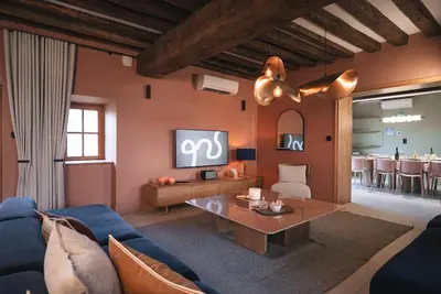 Image de Charme Authentique du XIVe siècle avec WiFi et Parking à Contigny