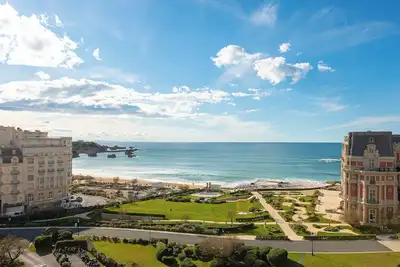 Image de Eugenie • Apt avec balcon et vue mer et Hotel du Palais à Biarritz
