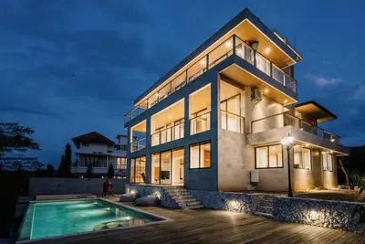 Quiet and Modern 4br Oceanview villa w/ Full Staff