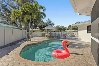 Image de Rest Easy, Htd Pool, Tiki Hut, 11 min to Beach